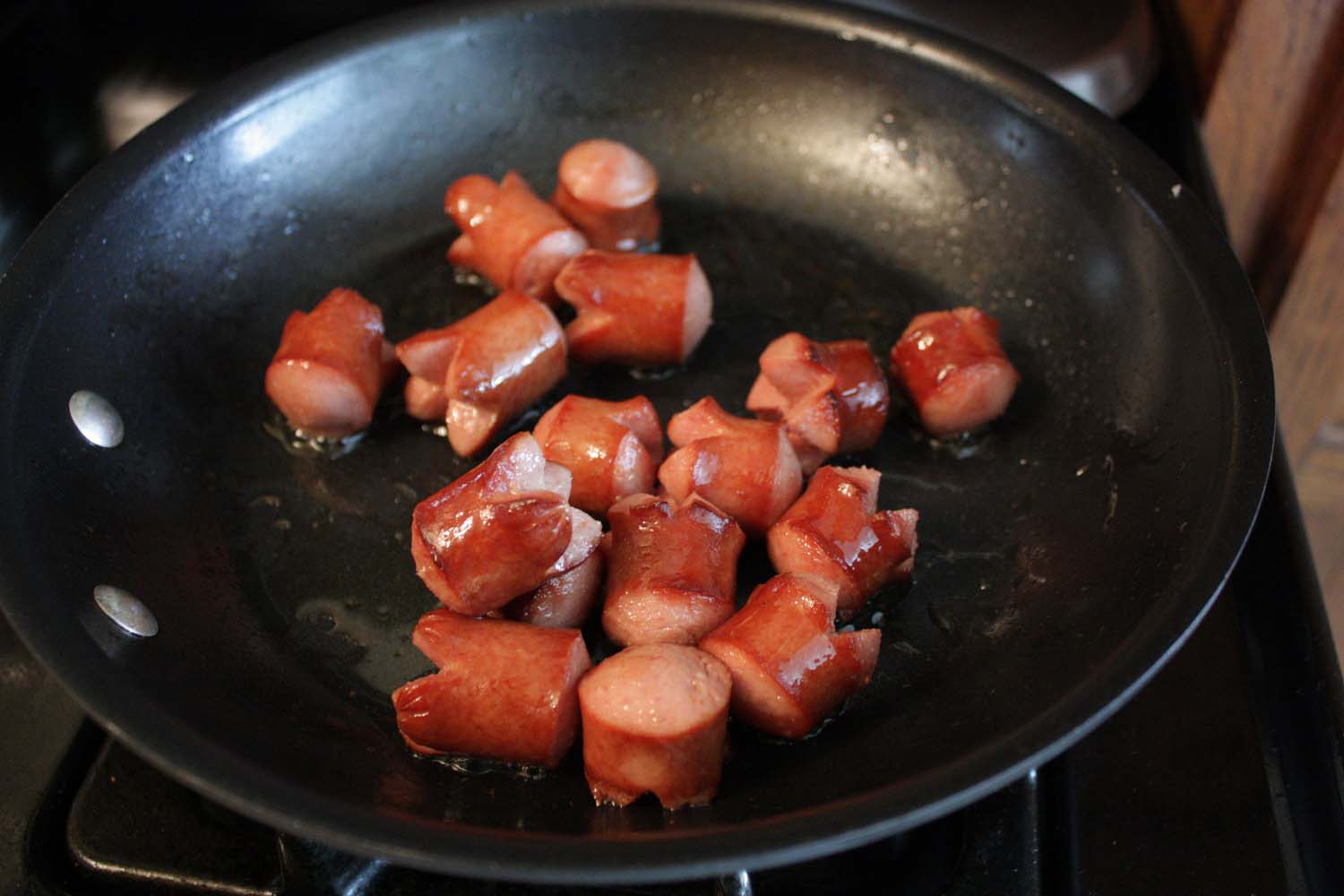 how-to-cook-a-hot-dog-on-a-pan