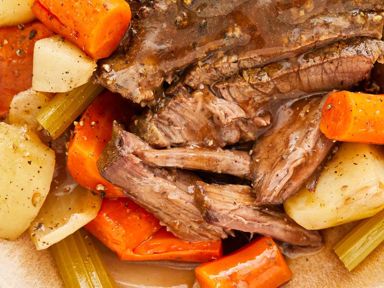 how-to-cook-a-roast-beef-with-potatoes-and-carrots