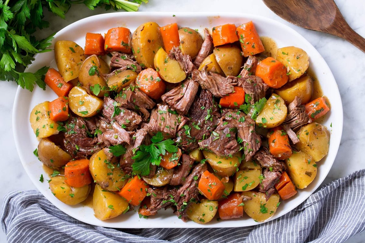 how-to-cook-a-roast-in-slow-cooker-with-potatoes