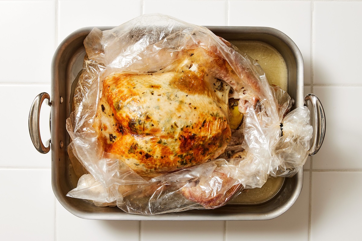 How To Cook a Turkey In A Bag (Reynolds Oven Bags) - Roast Turkey 
