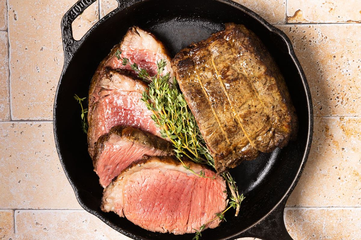 how-to-cook-beef-tenderloin-steaks-in-cast-iron-skillet