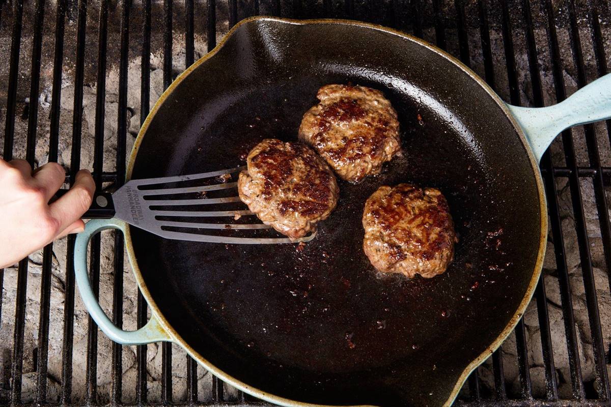 how-to-cook-burger-on-cast-iron-skillet