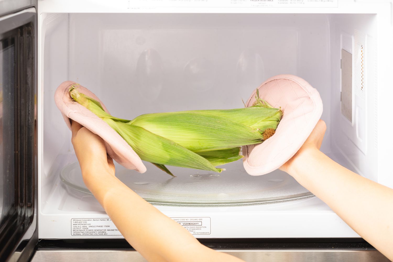 how-to-cook-corn-in-the-microwave-with-the-husk-on