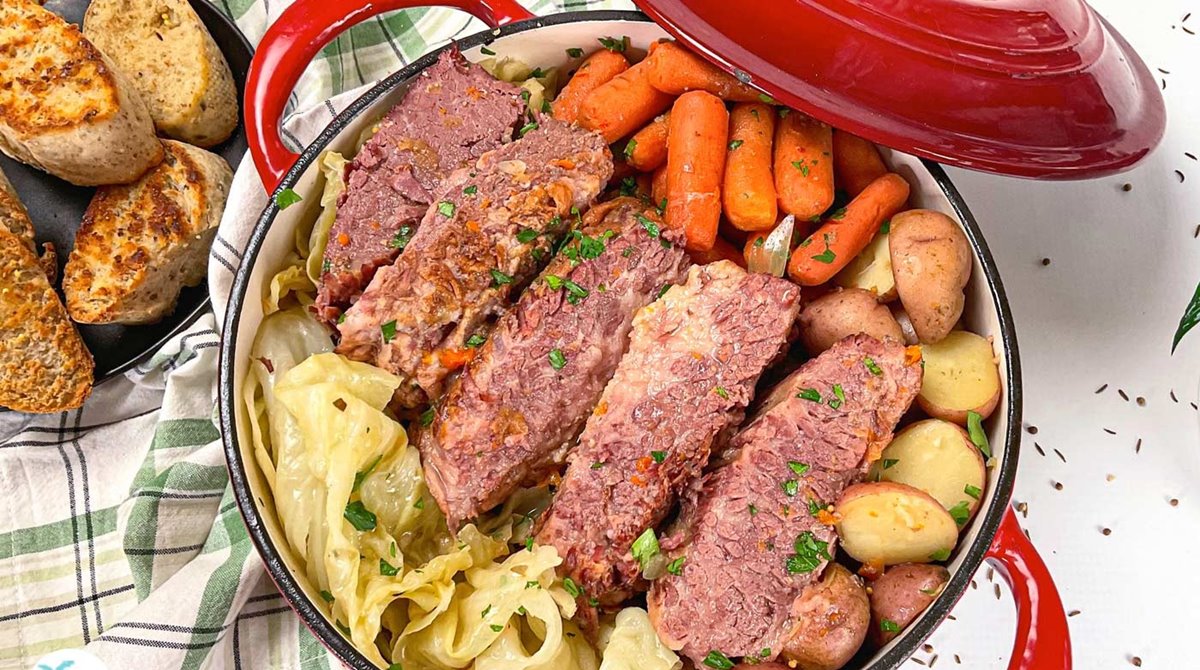 how-to-cook-corned-beef-and-cabbage-in-dutch-oven