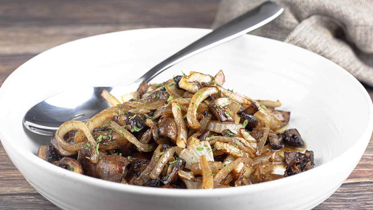 How To Cook Mushrooms And Onions For Steak - Recipes.net
