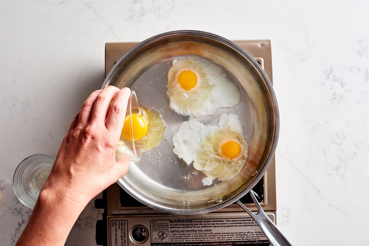 how-to-cook-poached-eggs-in-a-poached-egg-pan