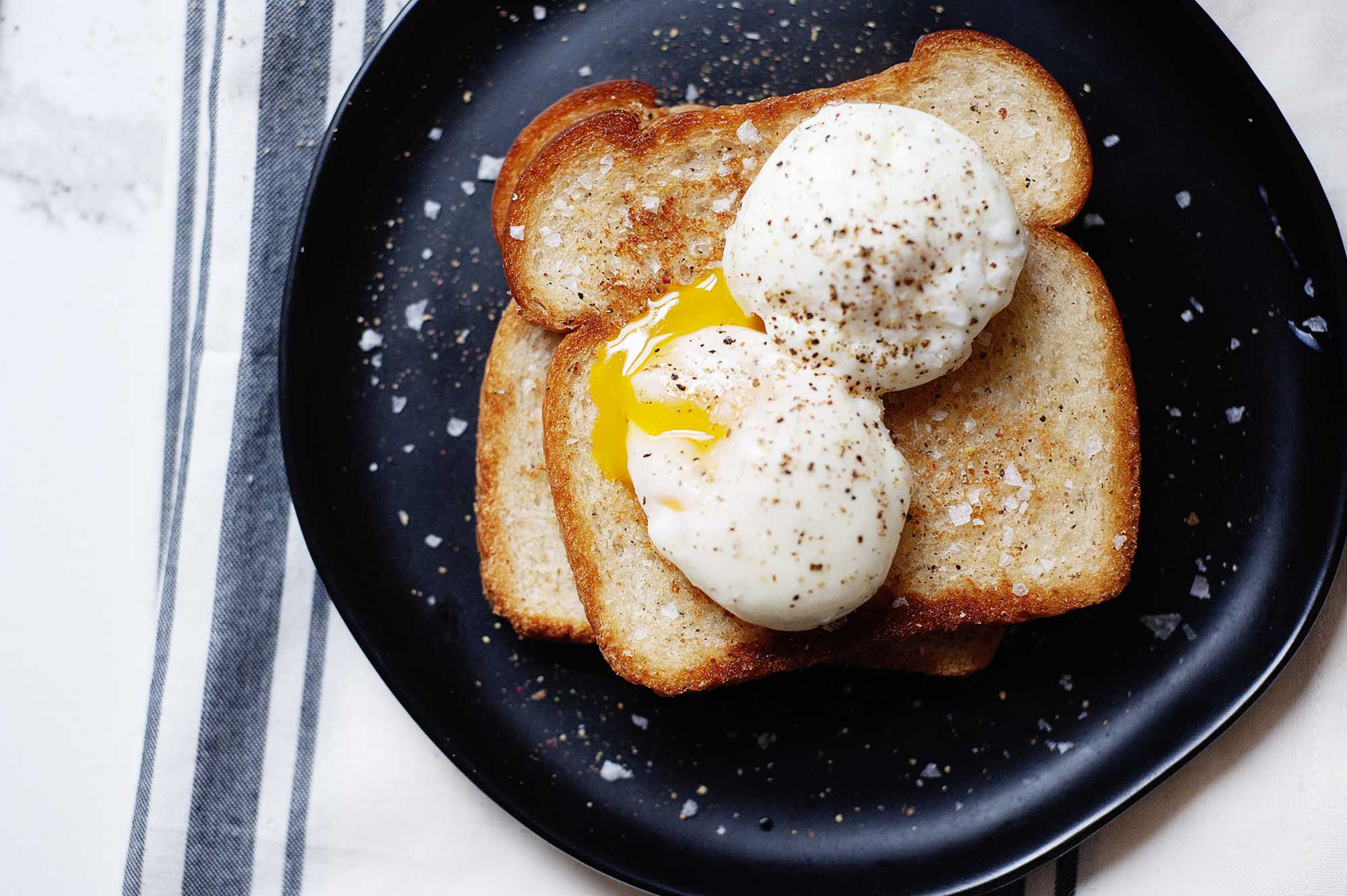 how-to-cook-poached-eggs-in-microwave