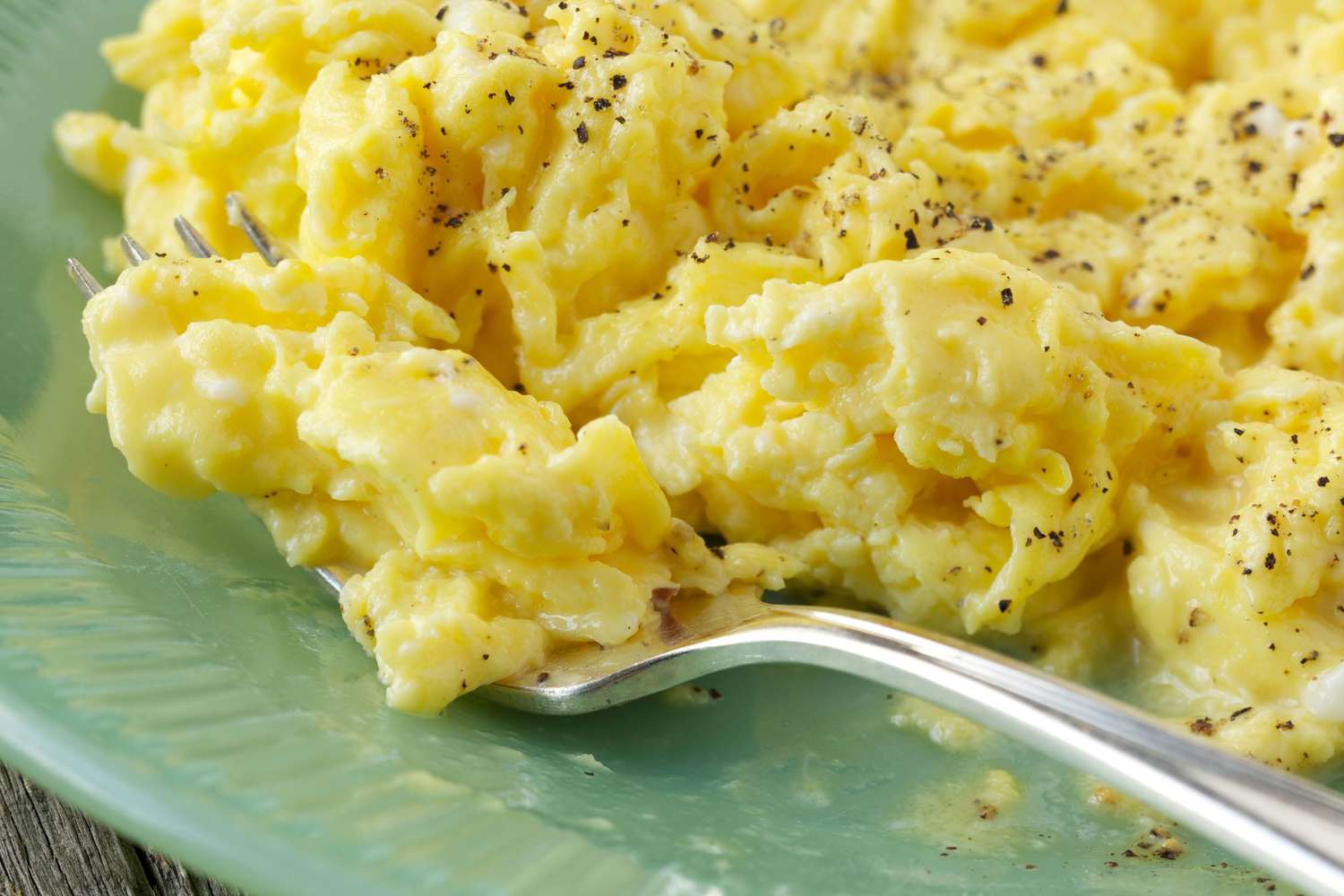 how-to-cook-scrambled-eggs-on-the-stove