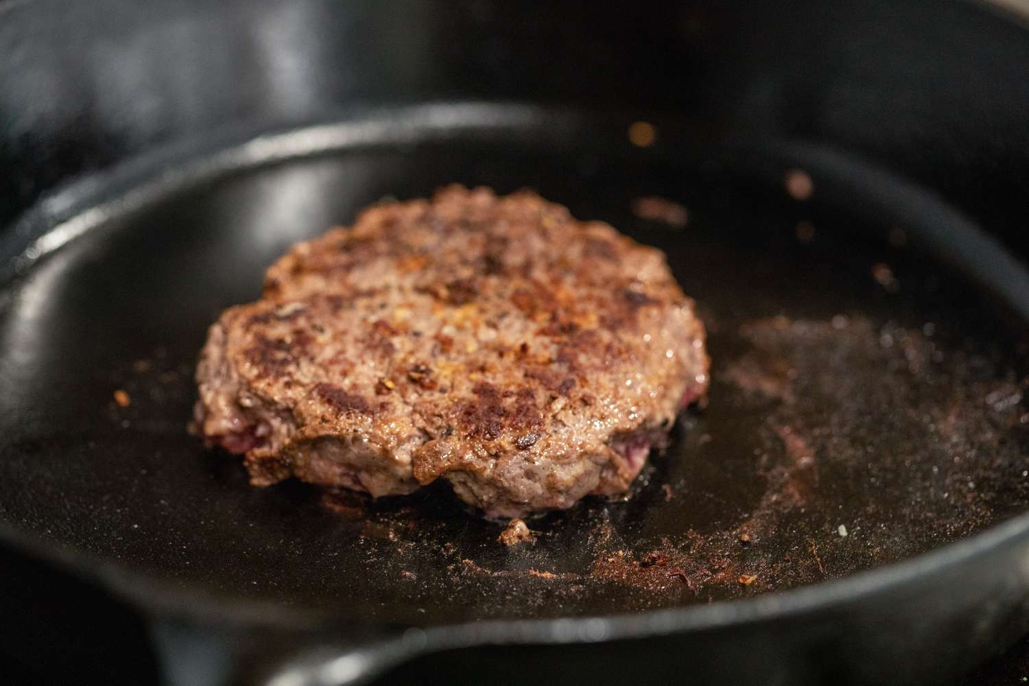 https://recipes.net/wp-content/uploads/2023/12/how-to-cook-the-perfect-burger-on-the-stove-1702349217.jpg