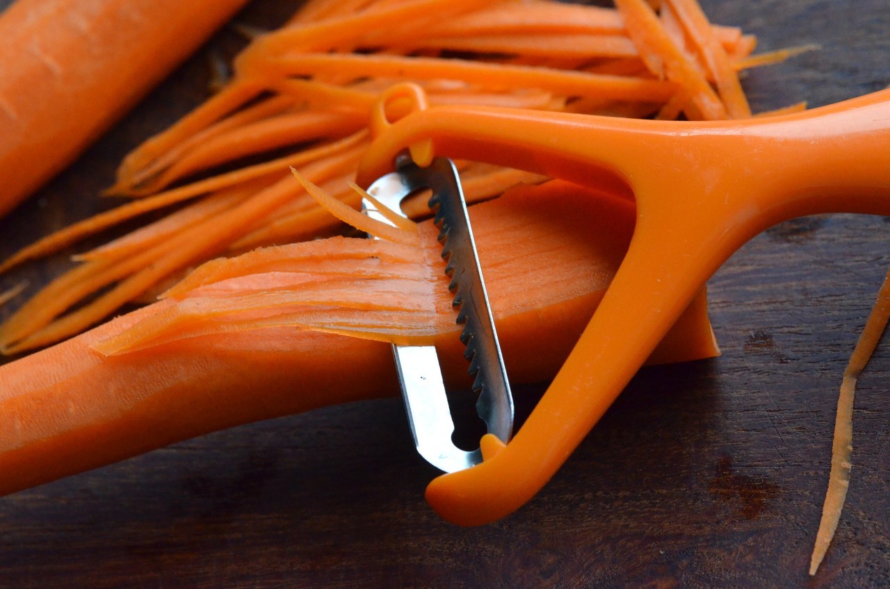 how-to-julienne-carrots-with-peeler