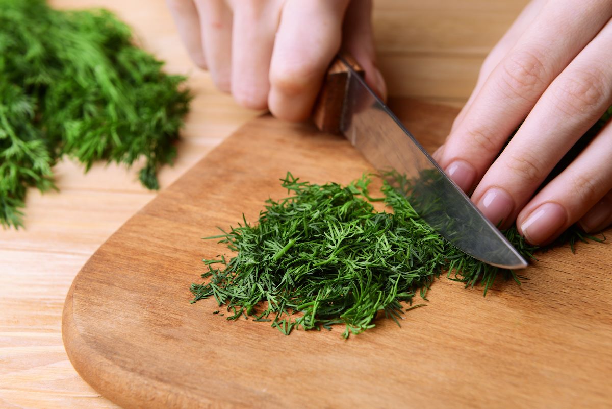 how-to-mince-fresh-dill