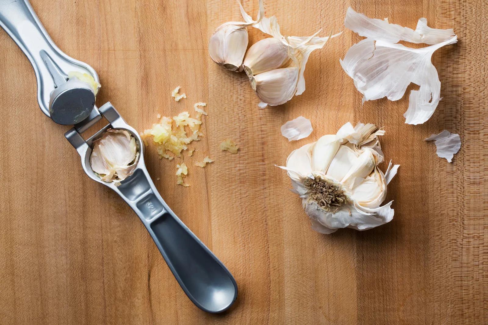 how-to-mince-garlic-using-a-press