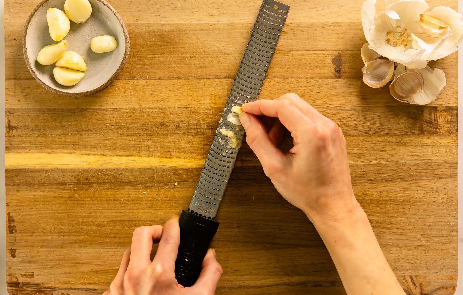 how-to-mince-garlic-with-grater