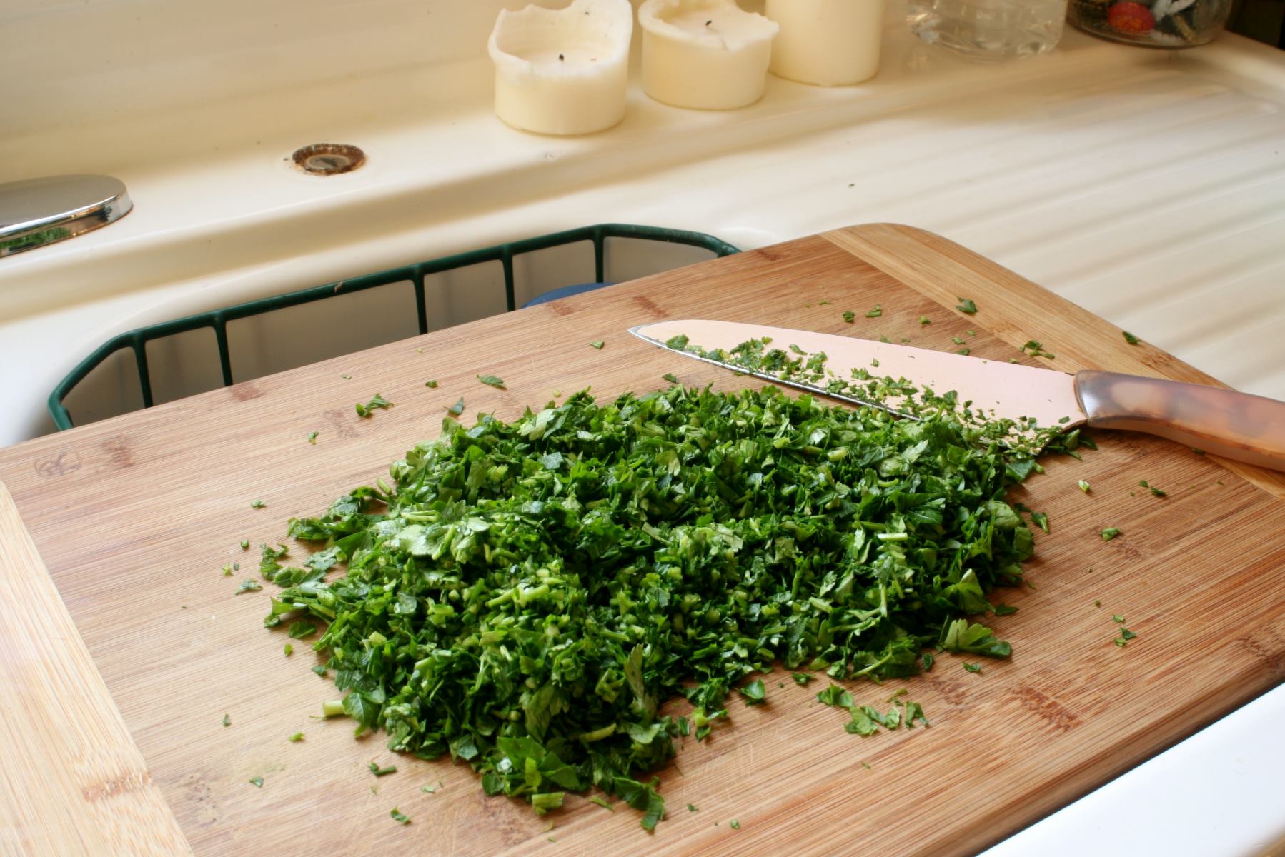 how-to-mince-italian-parsley
