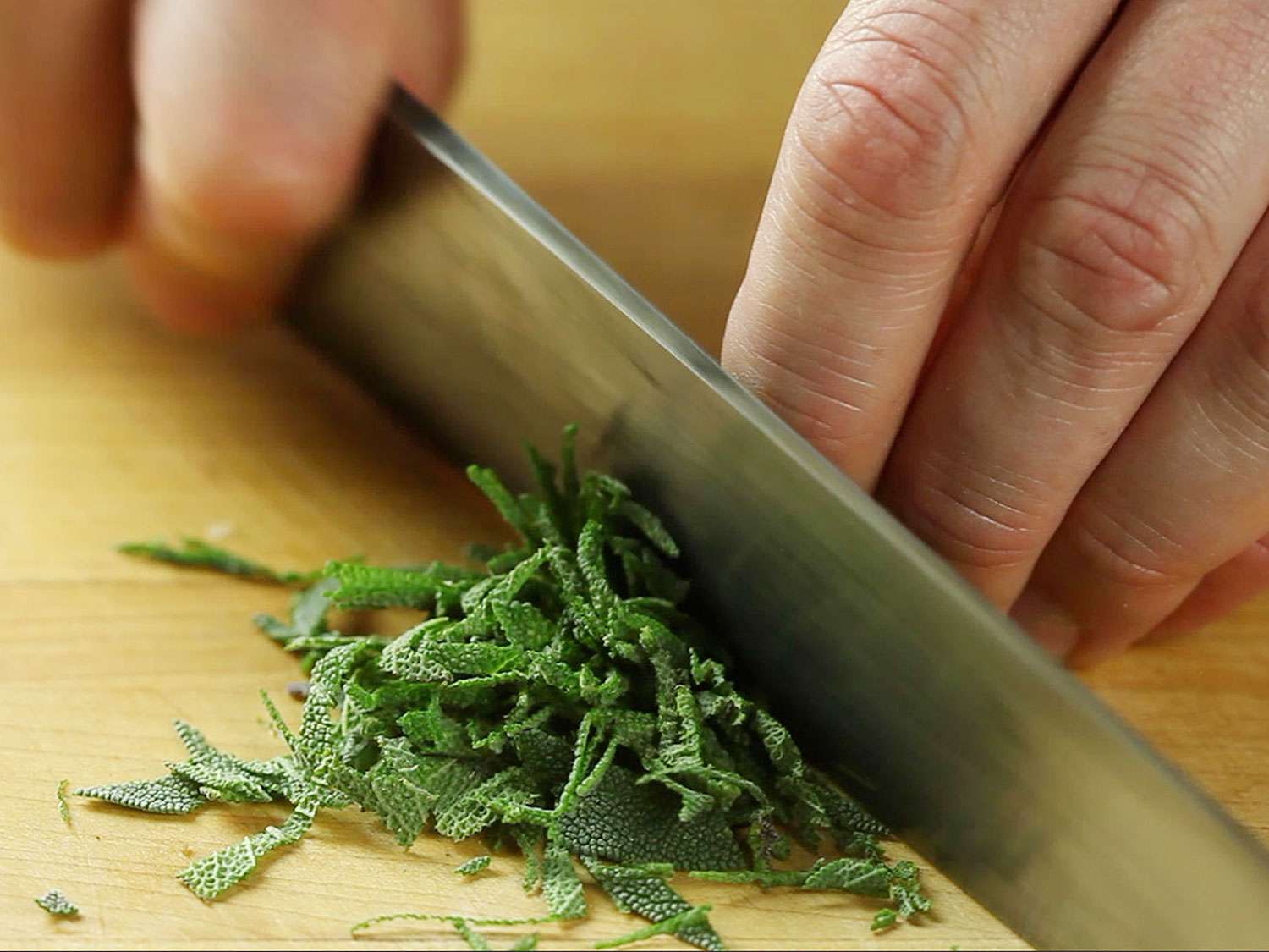 how-to-mince-sage