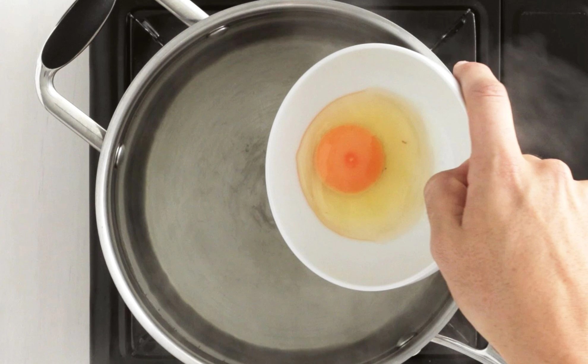 how-to-poach-an-egg-in-eggtastic