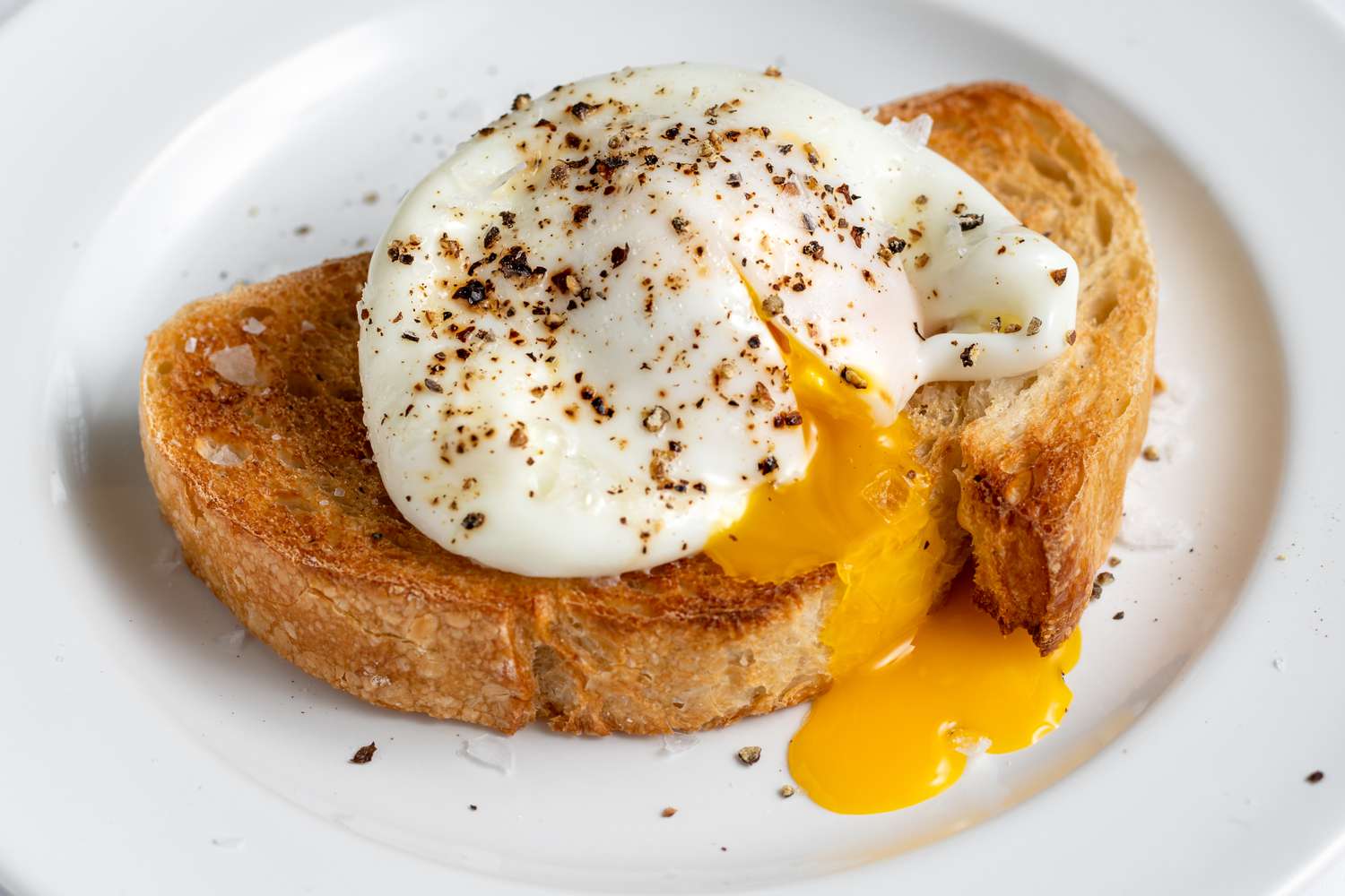 how-to-poach-eggs-in-microwave-with-egg-poacher