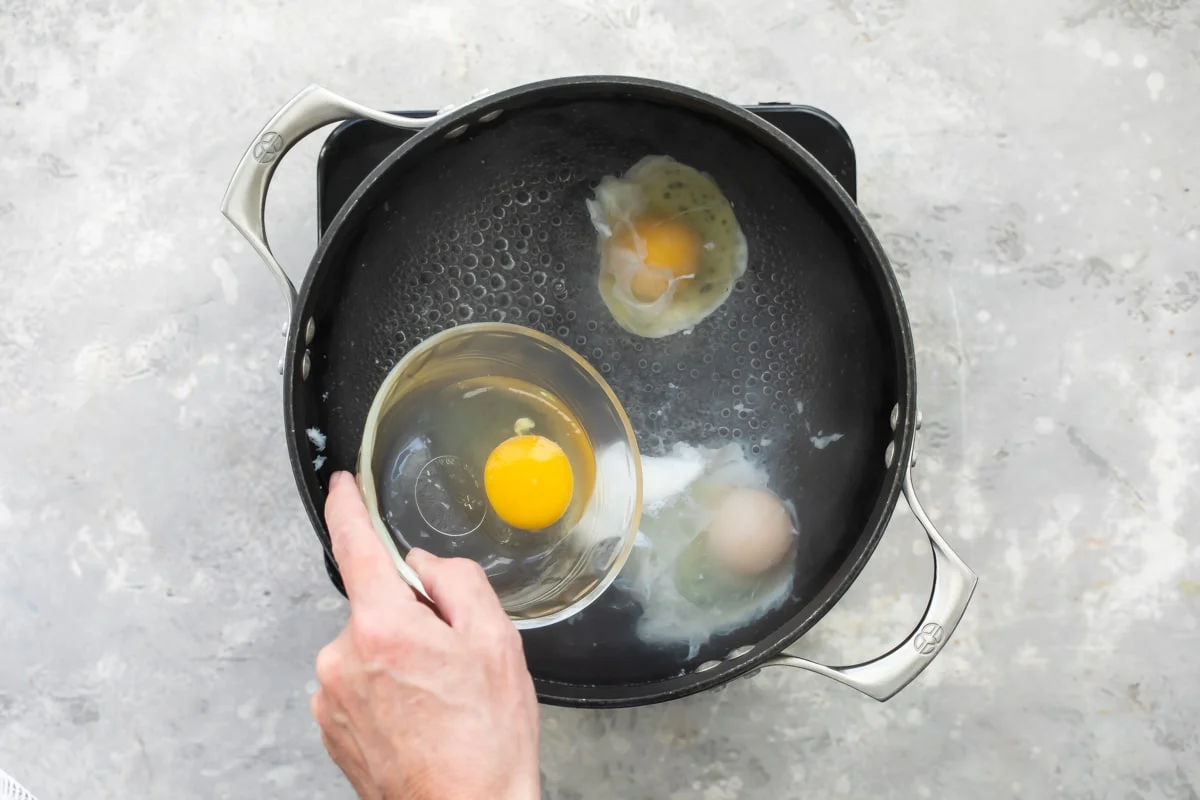how-to-poach-eggs-in-water-without-vinegar