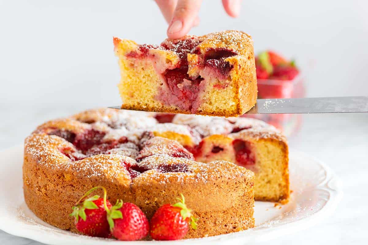 how-to-bake-a-cake-with-real-strawberries-in-it