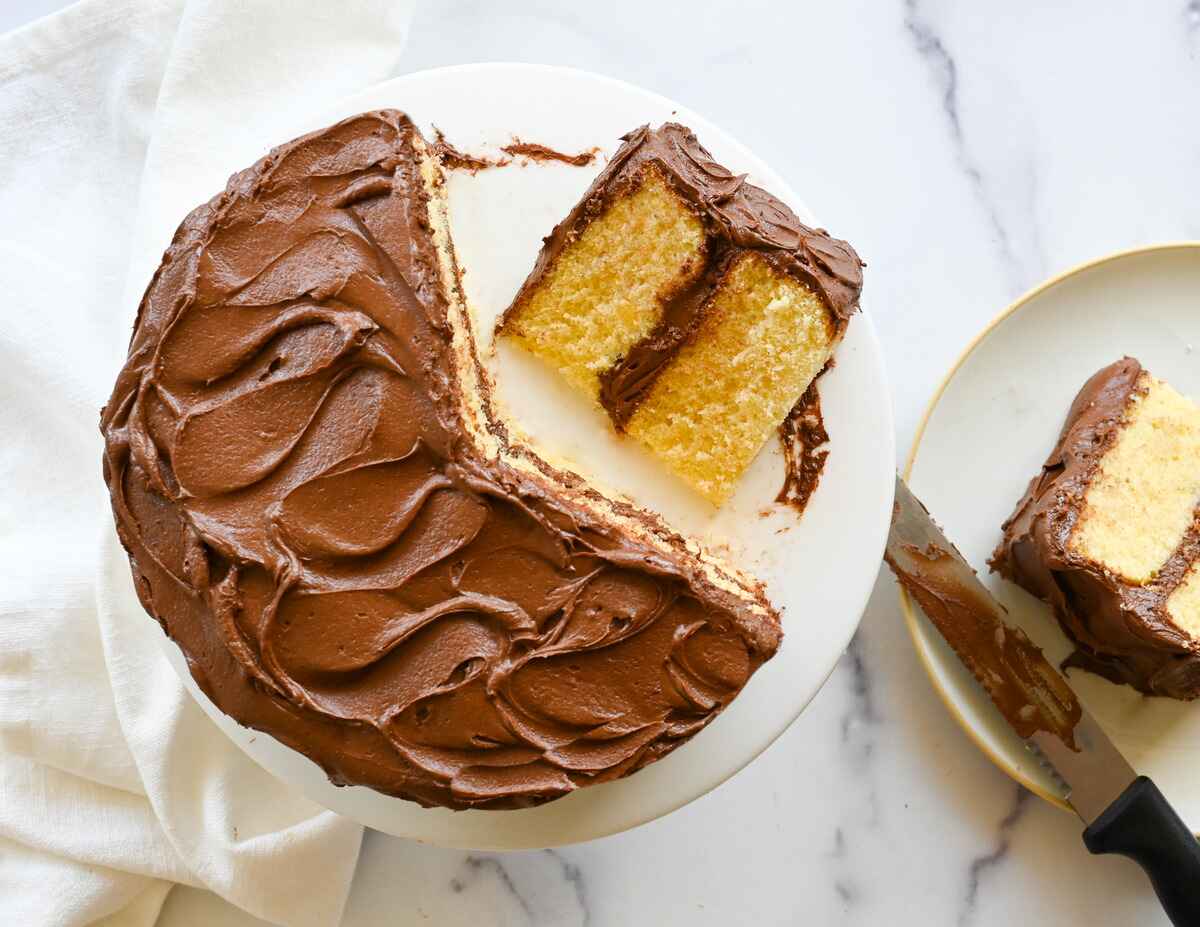 how-to-bake-a-half-chocolate-half-yellow-cake