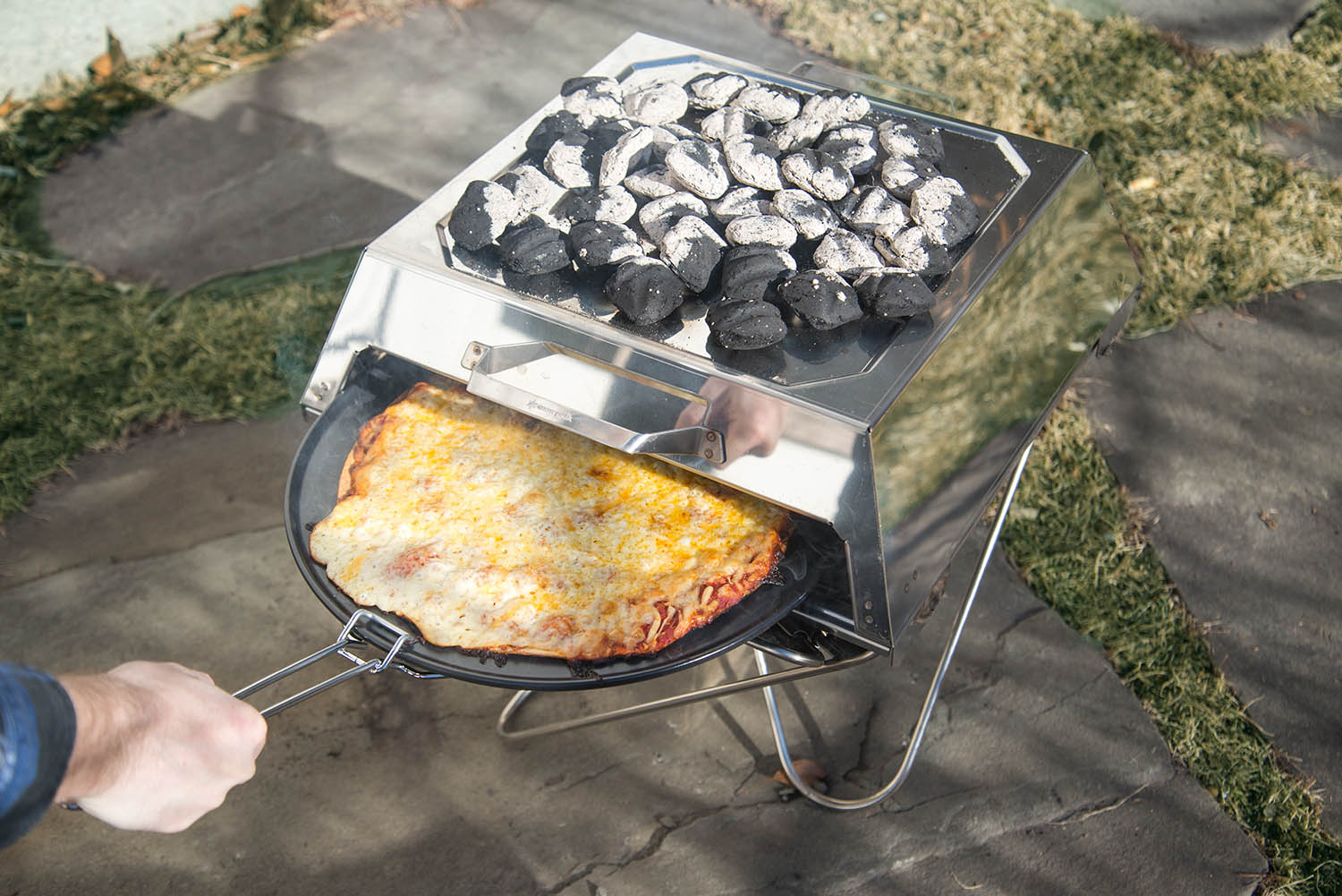 how-to-bake-a-pizza-over-a-campfire