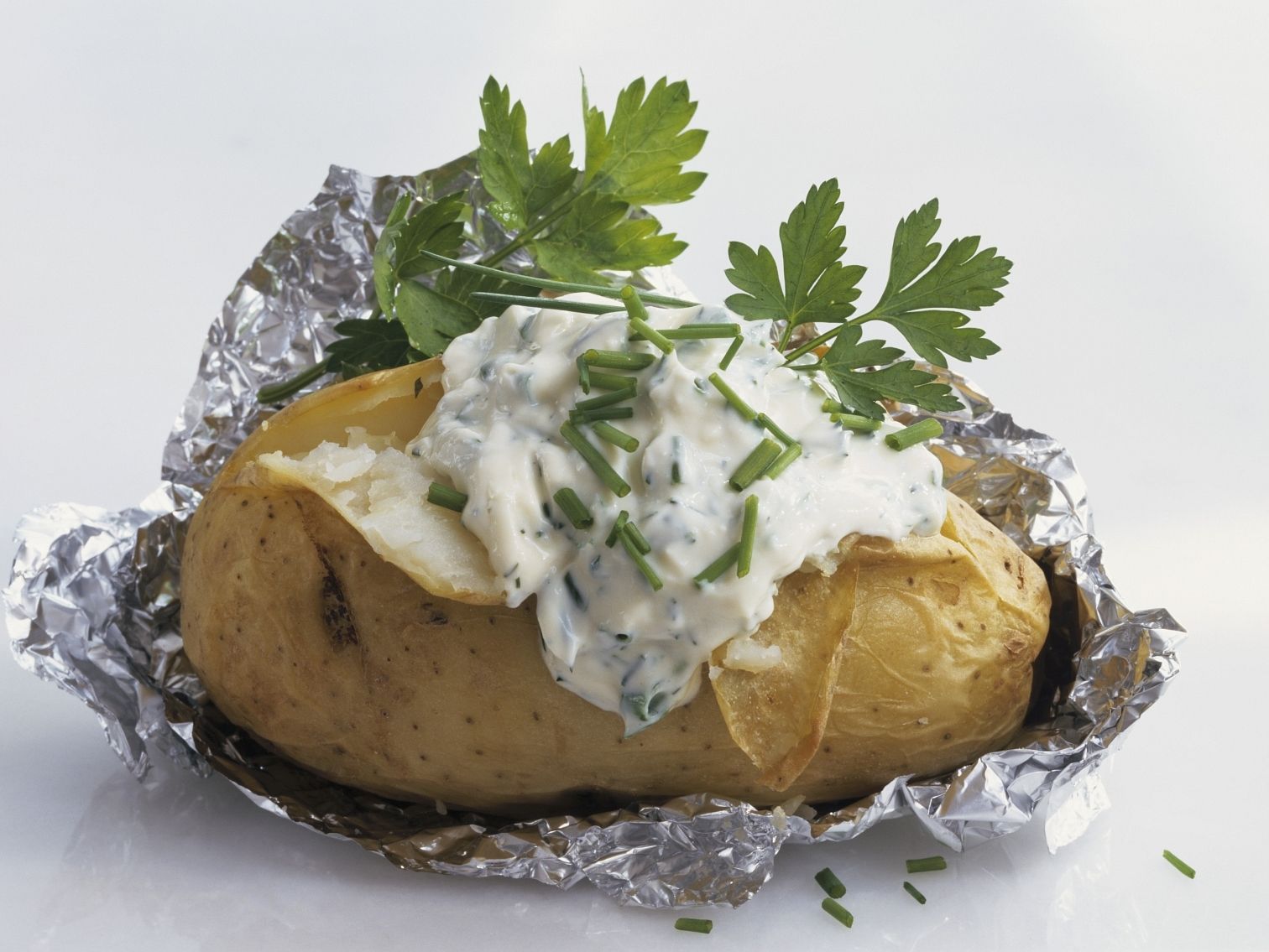 how-to-bake-a-potato-in-the-oven-with-foil