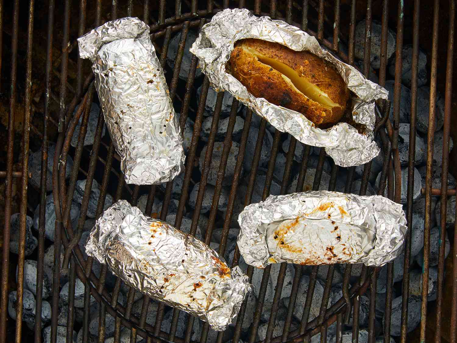 how-to-bake-a-potato-on-a-charcoal-grill