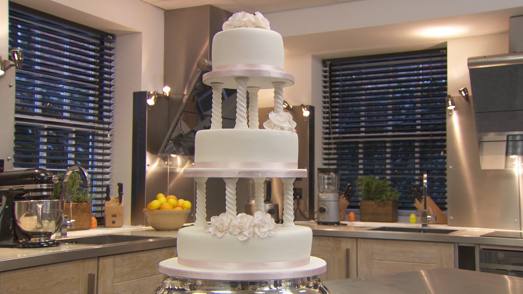 how-to-bake-and-style-a-wedding-cake