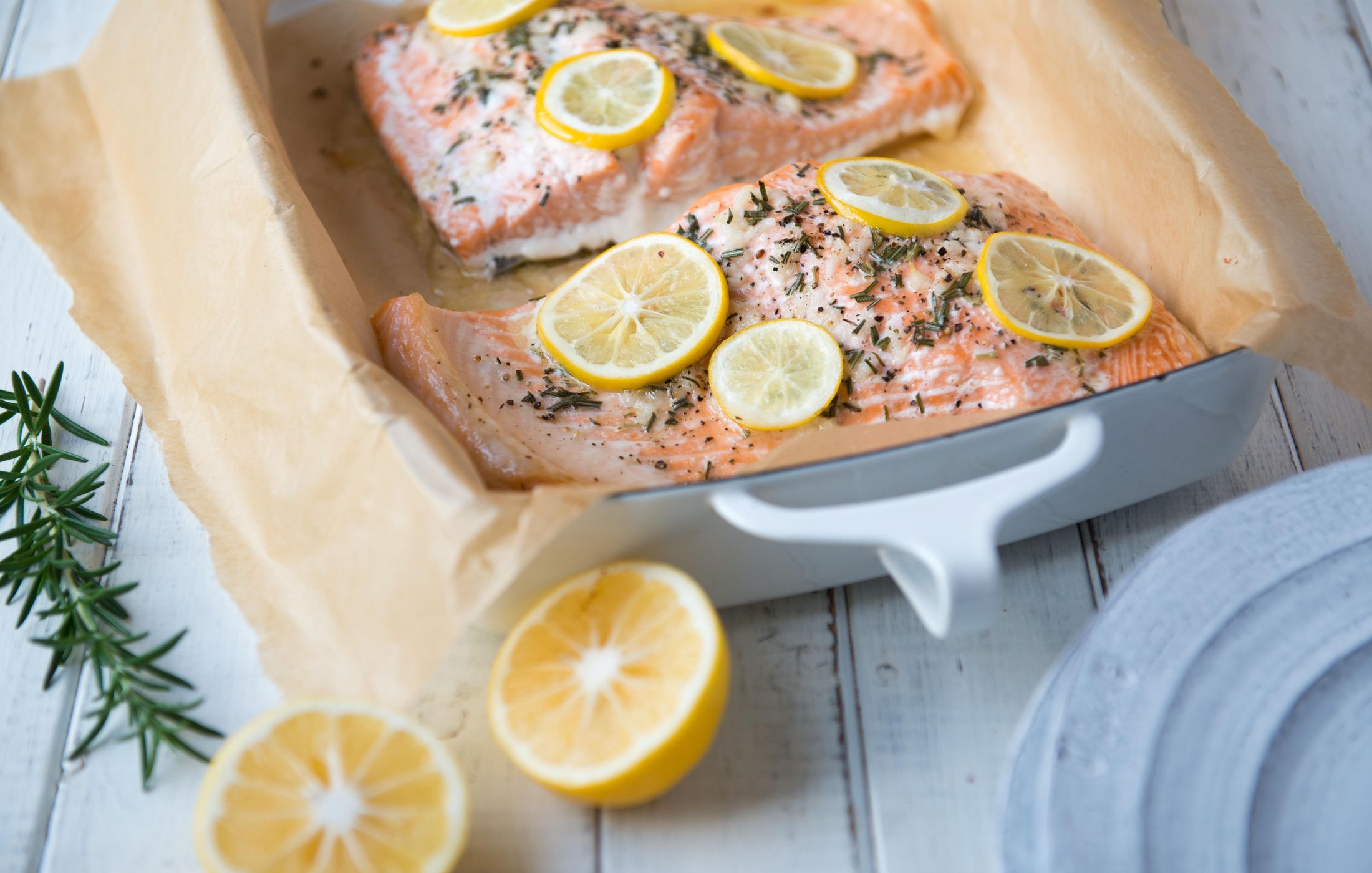 how-to-bake-rosemary-lemon-salmon