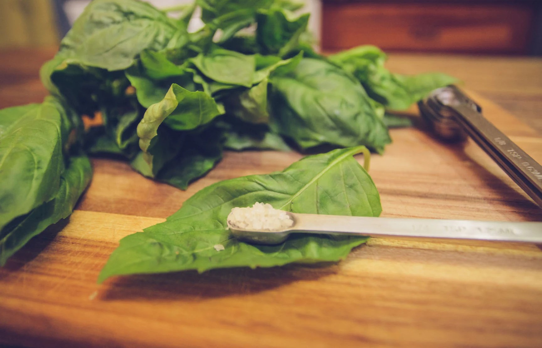 how-to-candy-basil-leaves
