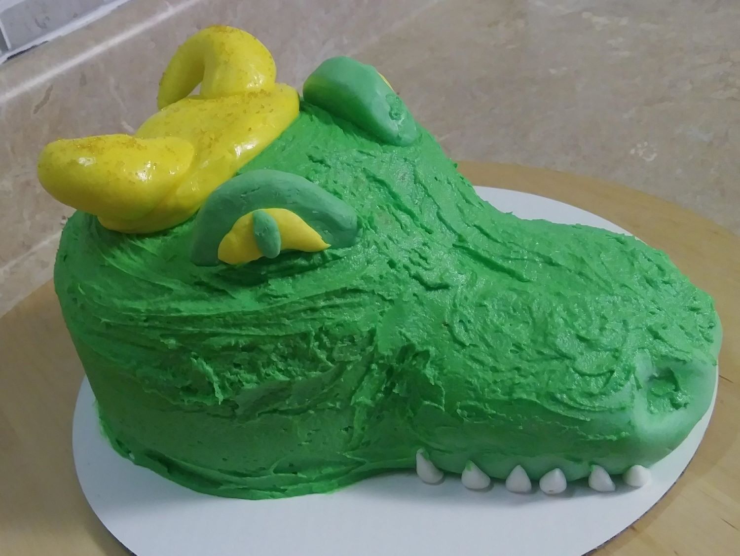 how-to-carve-a-cartoon-type-alligator-cake