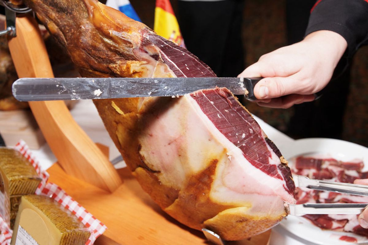 how-to-carve-a-spanish-serrano-ham