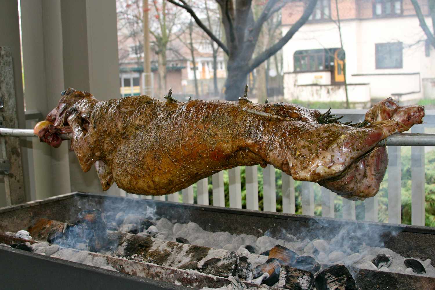 how-to-carve-a-whole-lamb-on-a-spit