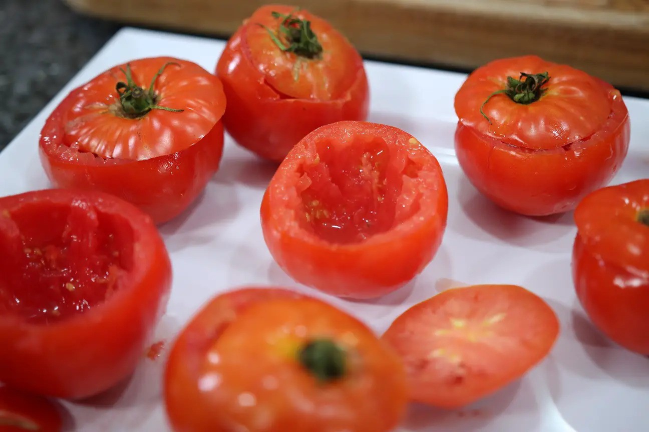 how-to-carve-out-tomatoes