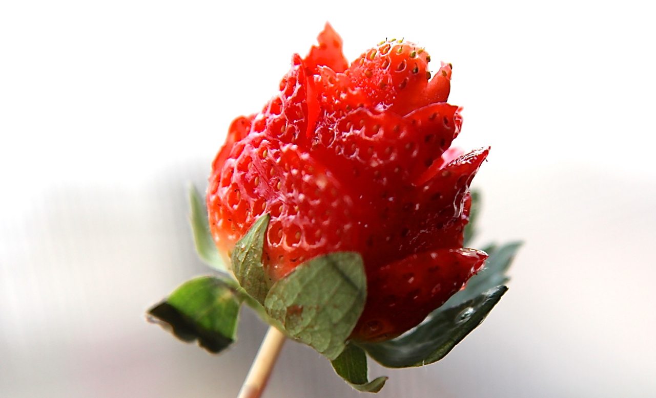 how-to-carve-strawberry-rose