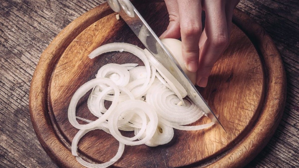 how-to-chiffonade-onions