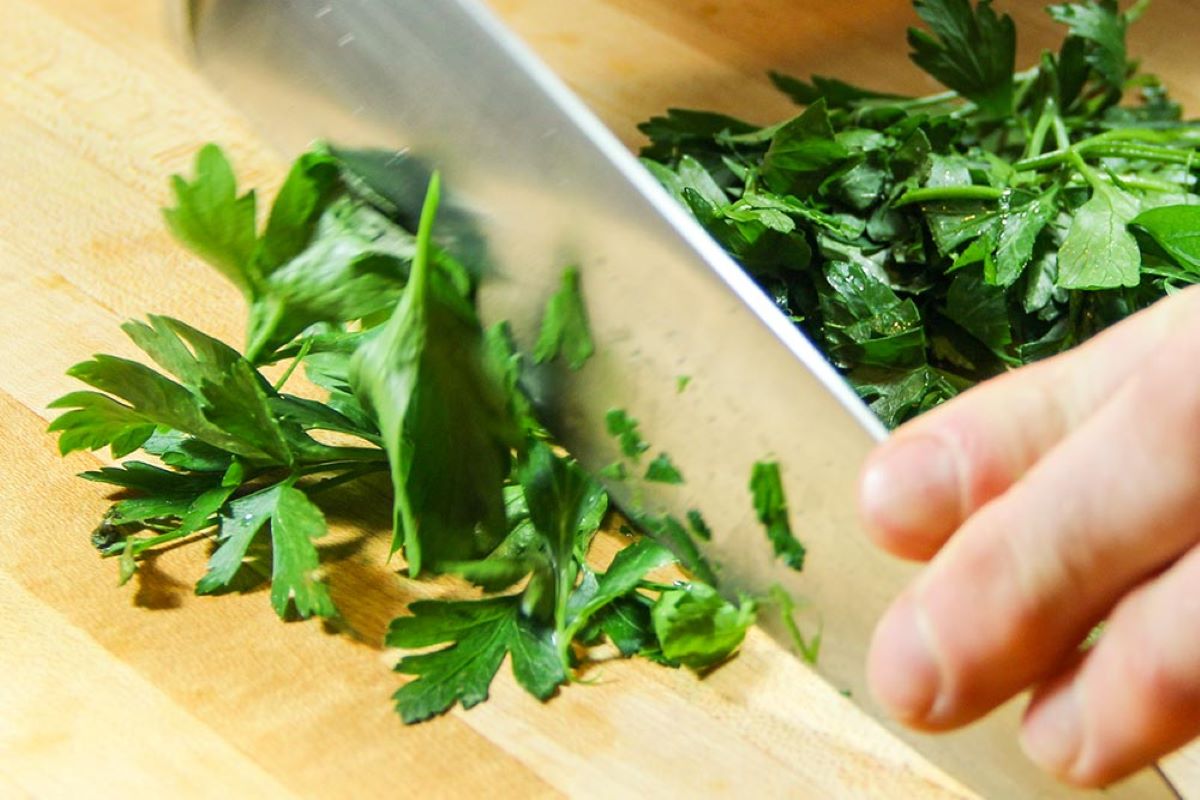 how-to-chiffonade-parsley