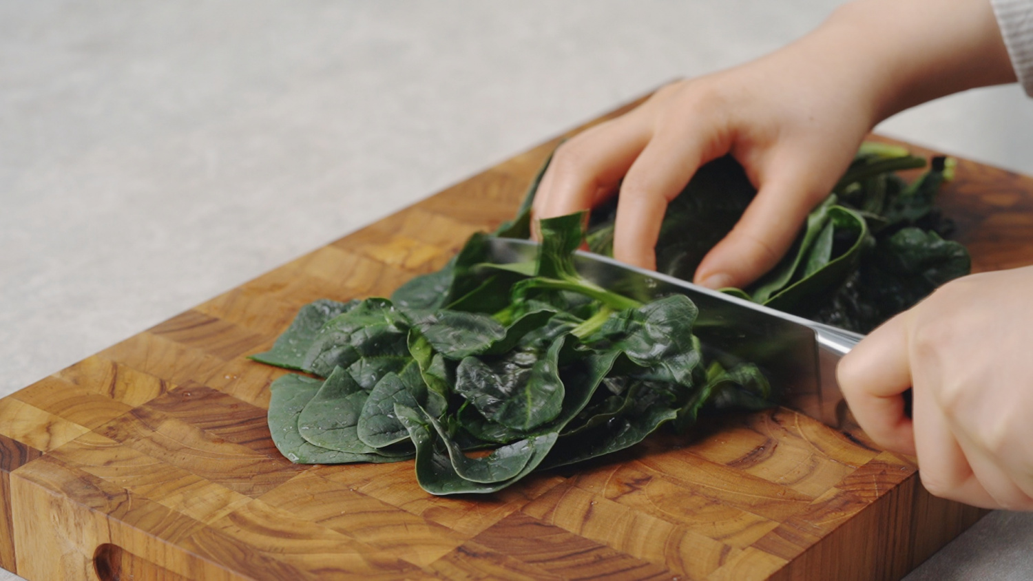 how-to-chiffonade-spinach