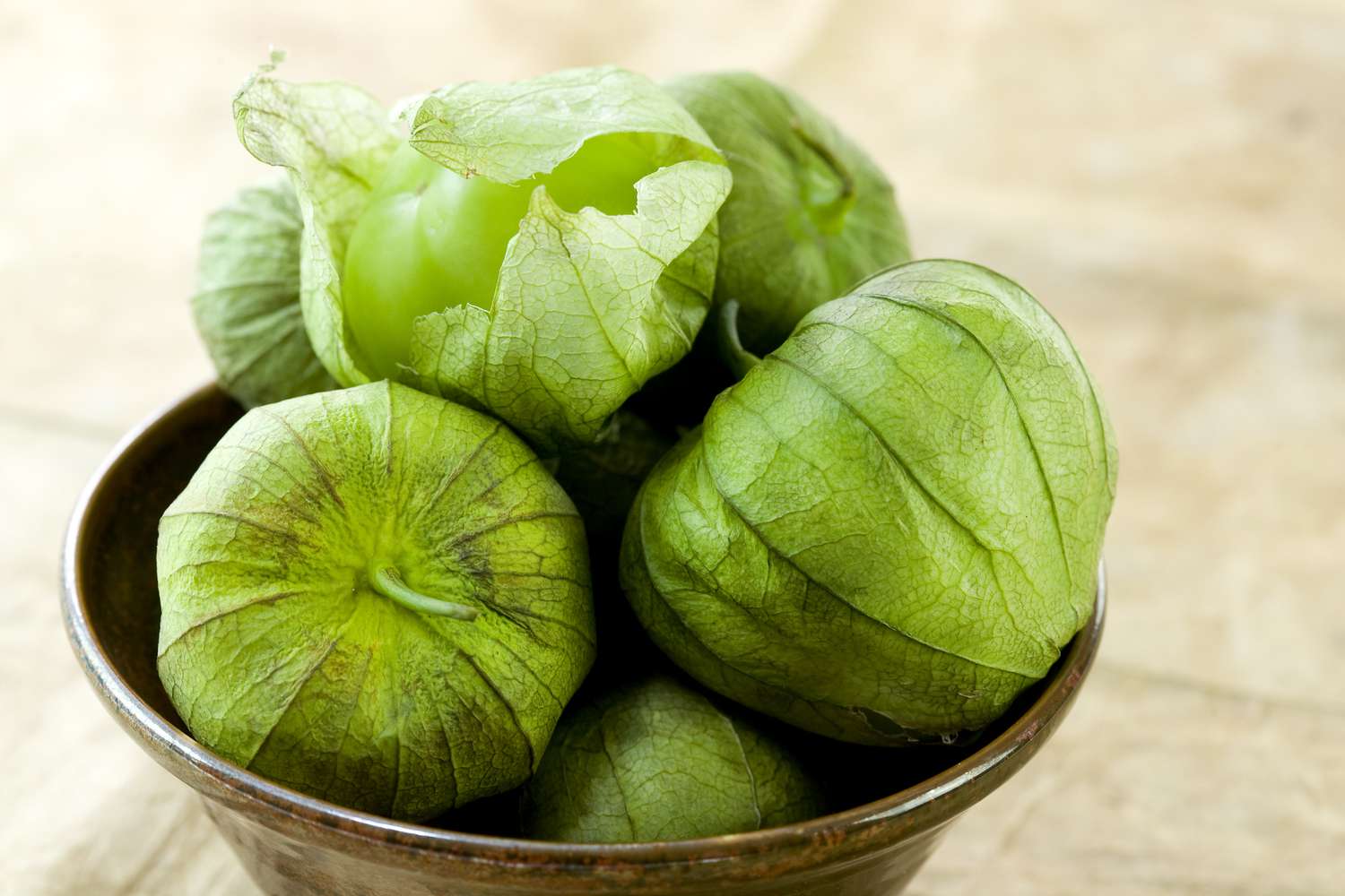 how-to-core-tomatillo