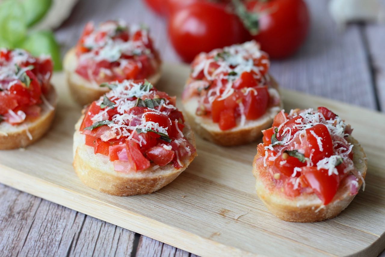 how-to-dice-a-tomato-for-bruschetta