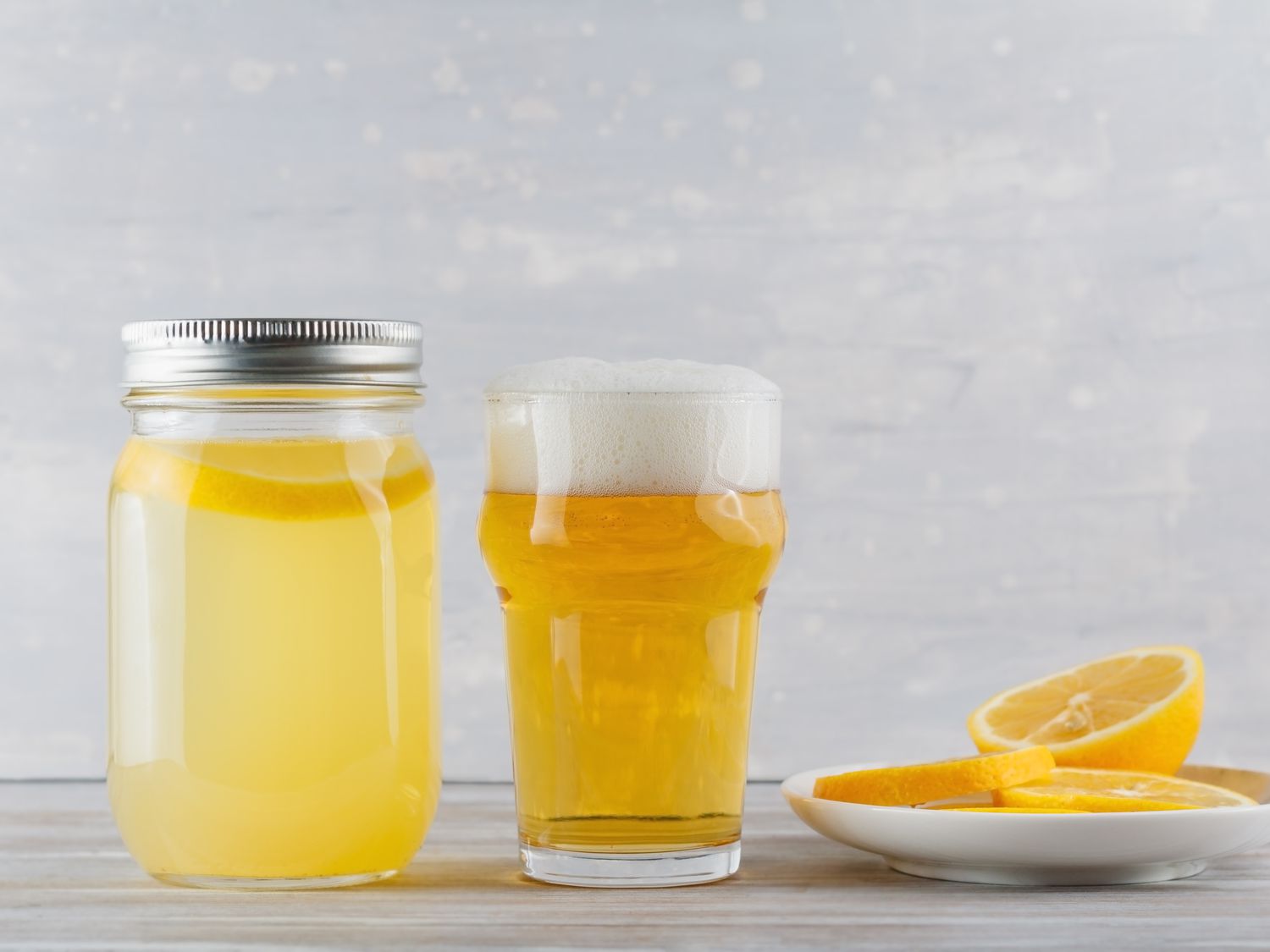 how-to-drink-beer-with-lemon