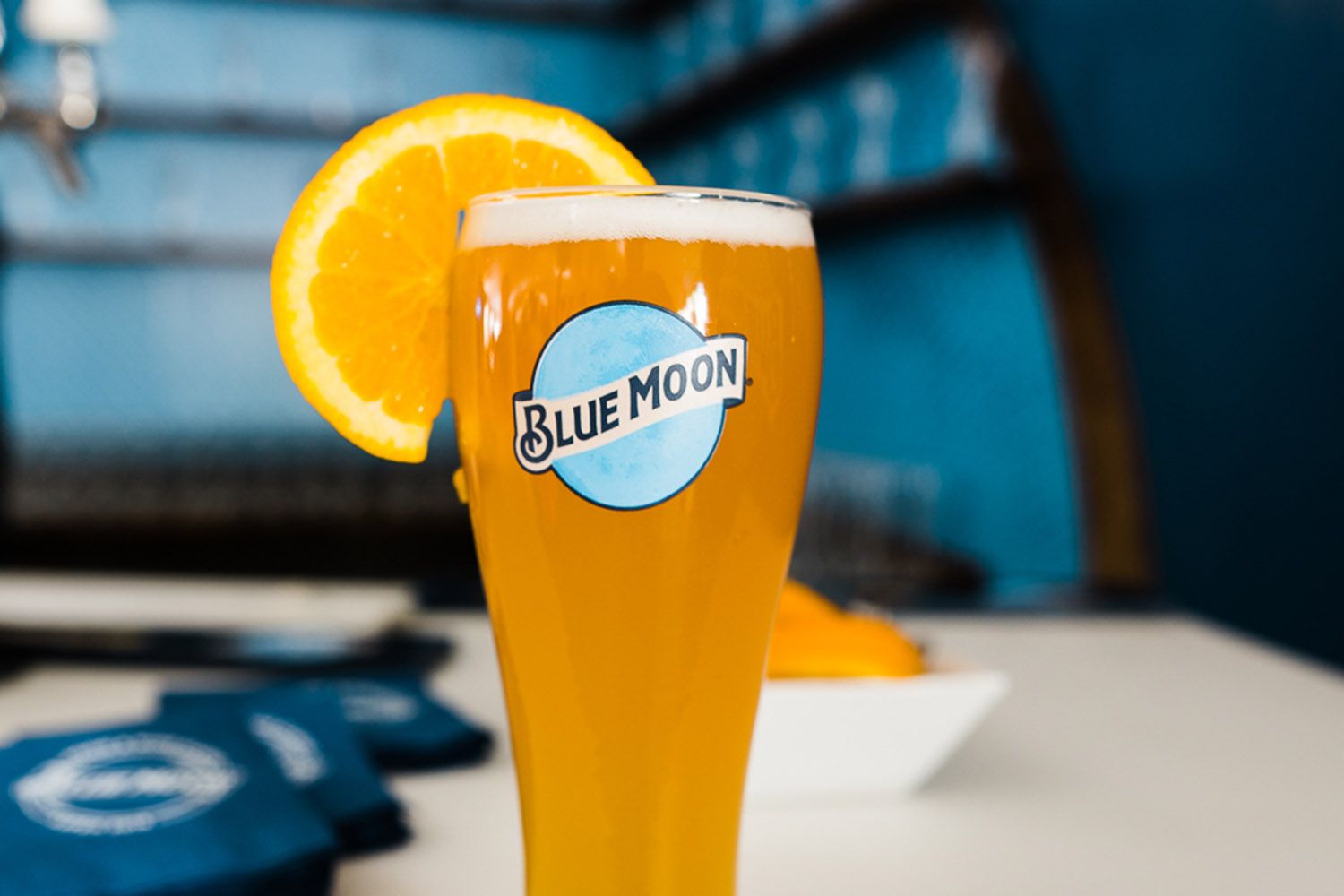 how-to-drink-blue-moon-with-an-orange