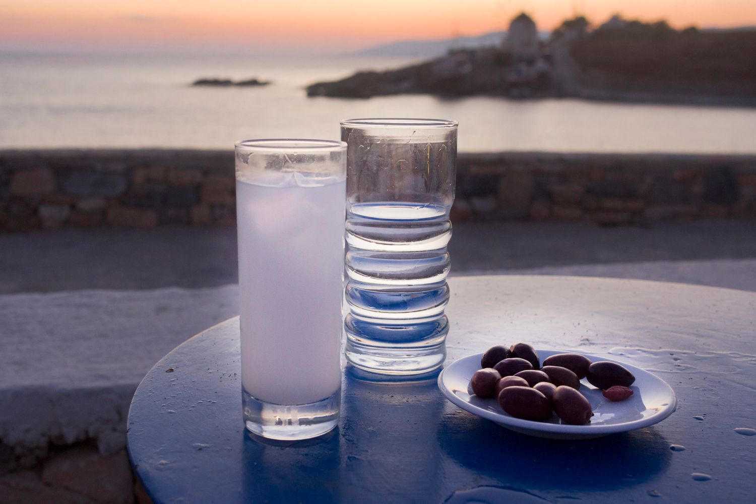 how-to-drink-ouzo-with-water