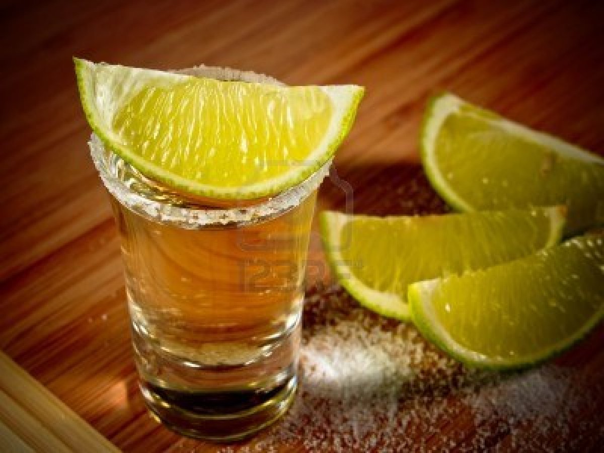 how-to-drink-tequila-shots-with-salt-and-lemon