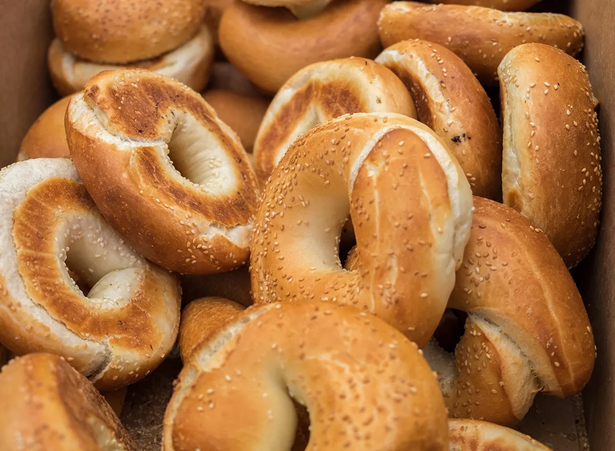 how-to-eat-a-bagel