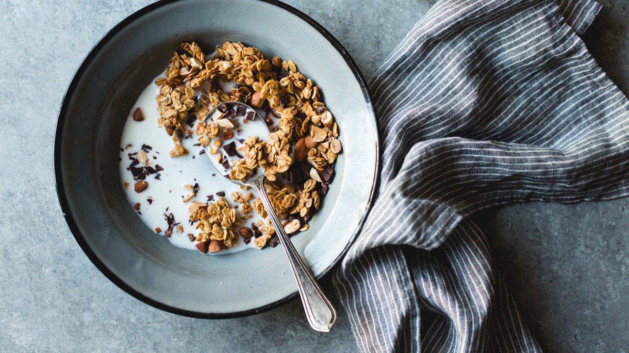 how-to-eat-a-bowl-of-granola