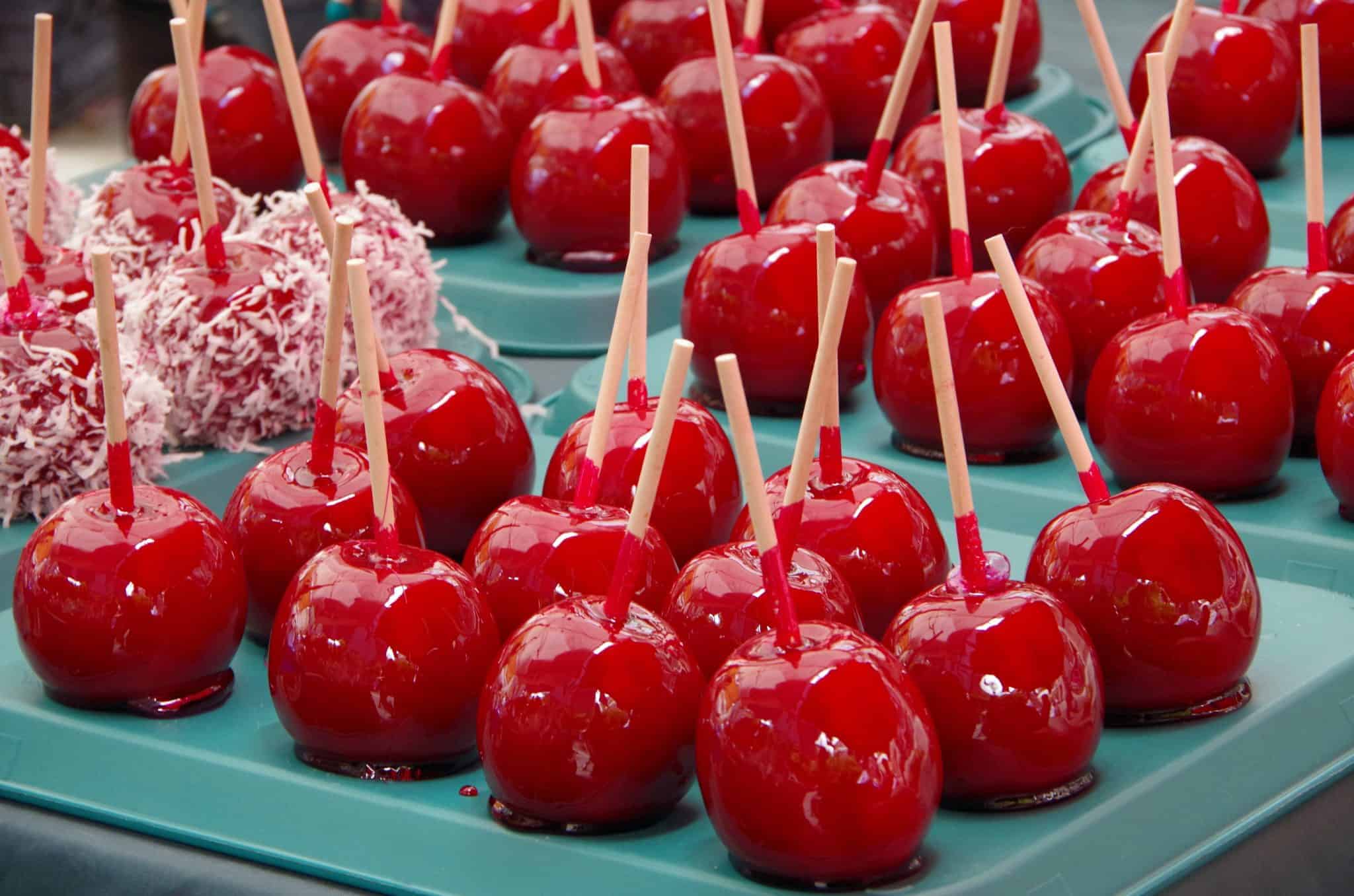how-to-eat-a-candied-apple