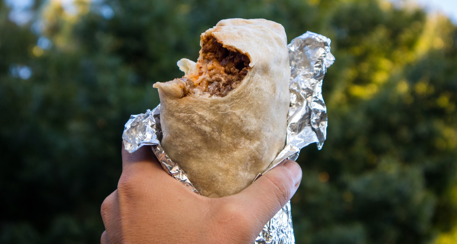 how-to-eat-a-chipotle-burrito-without-breaking-it