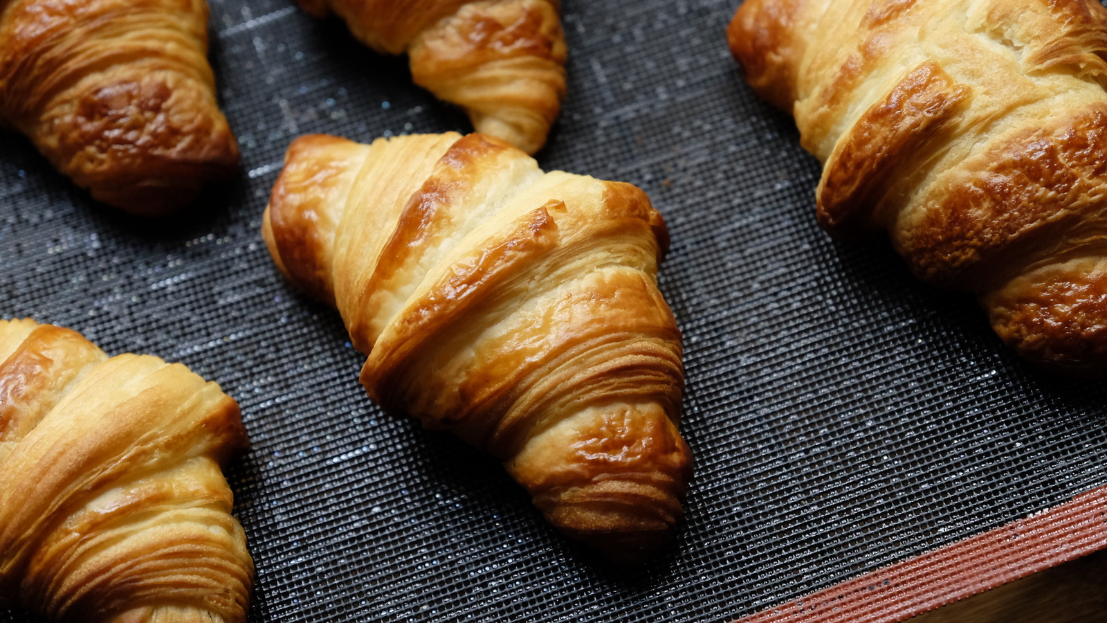 how-to-eat-a-croissant-in-france