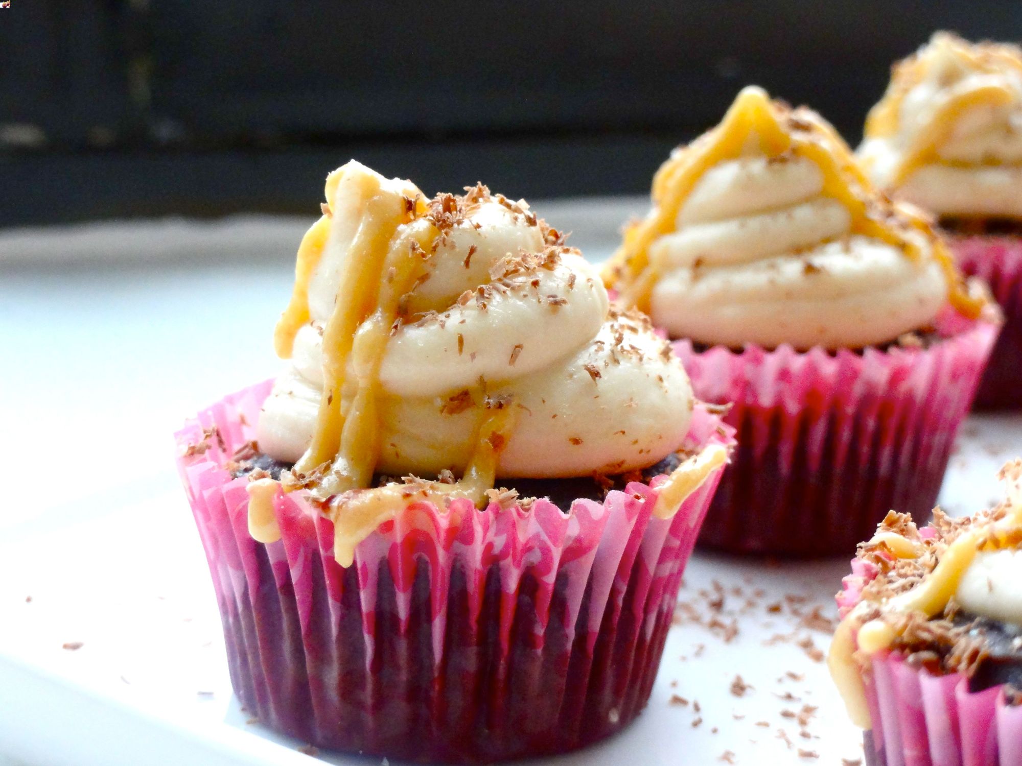 how-to-eat-a-cupcake-in-a-pleated-ridge-cup
